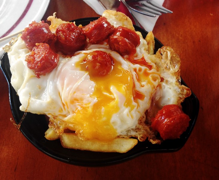 huevos rotos chorizo