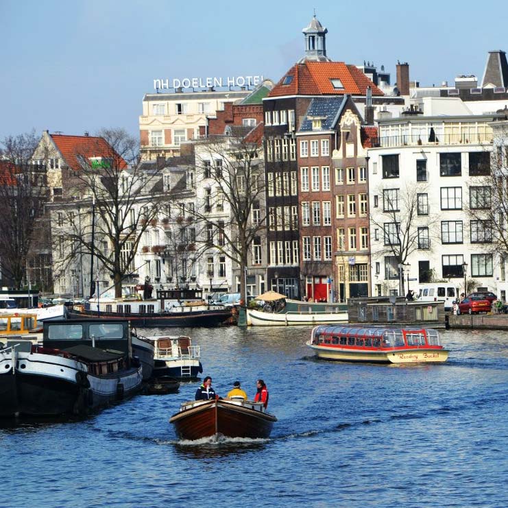 canals in the centre of the city