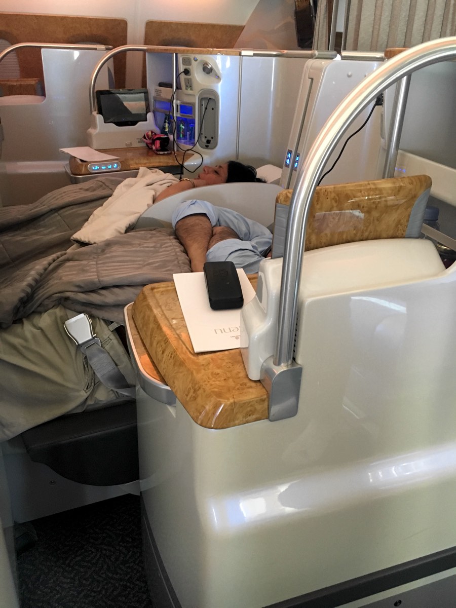 поспать в полёте emirates