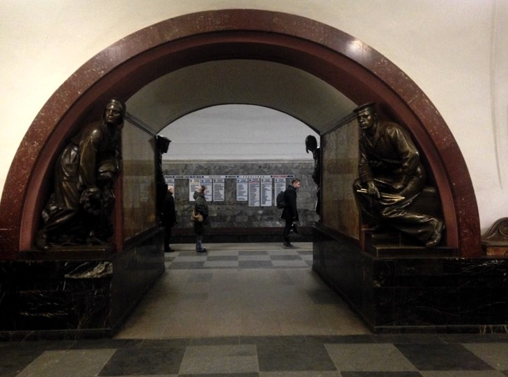 statues metro moscow