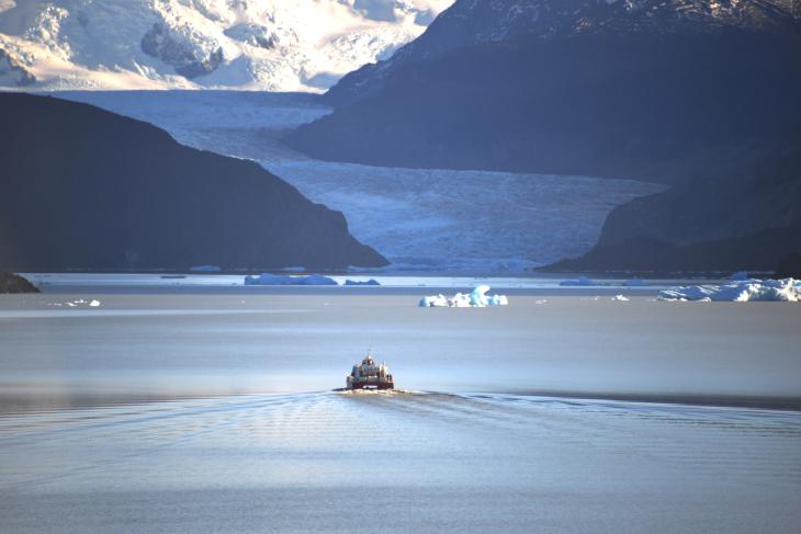 boat glaciar grey